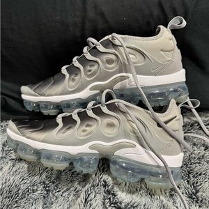 Nike Air VaporMax Plus Gray Sneakers mens 7.5 or womans 9